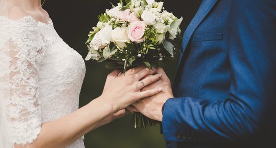ブーケを持つ花嫁と花婿